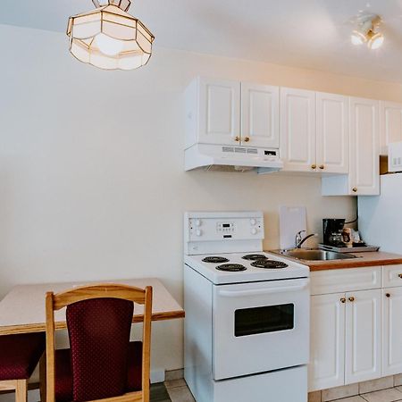 Western Budget Plus Mosaic Suites Red Deer Exterior photo