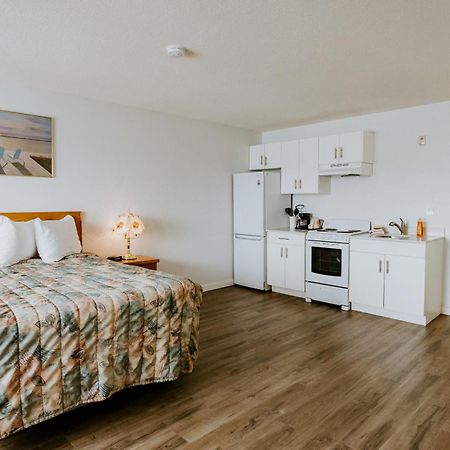 Western Budget Plus Mosaic Suites Red Deer Exterior photo