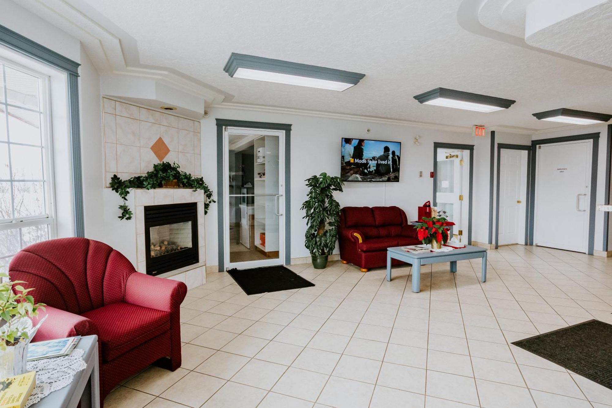 Western Budget Plus Mosaic Suites Red Deer Exterior photo