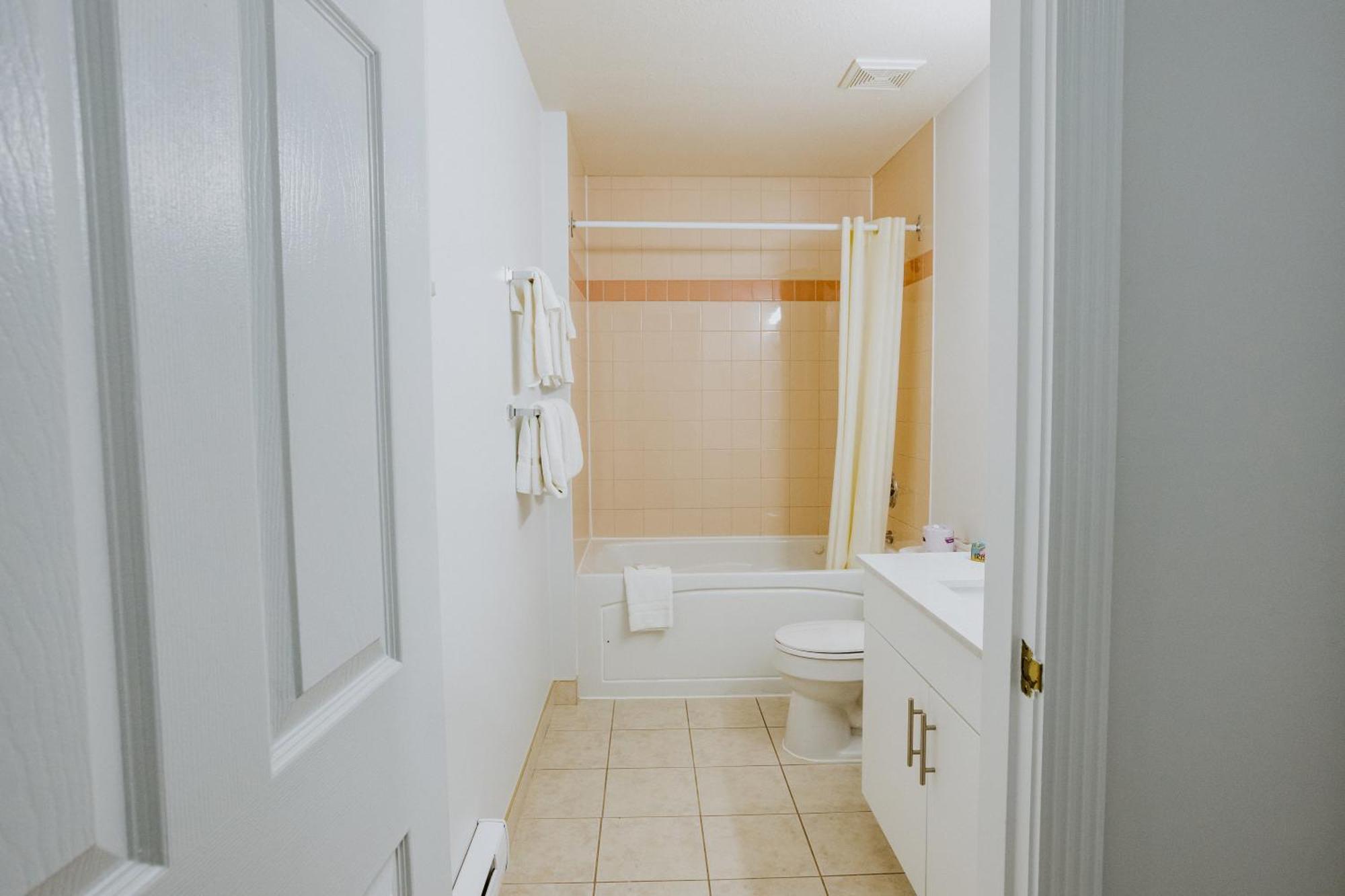 Western Budget Plus Mosaic Suites Red Deer Exterior photo
