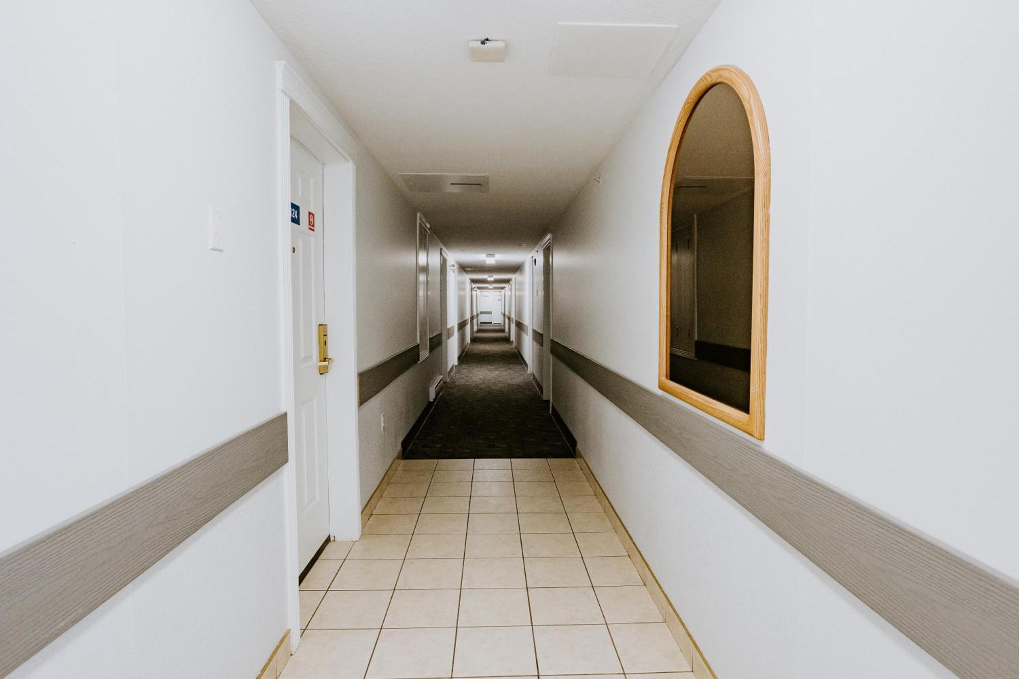 Western Budget Plus Mosaic Suites Red Deer Exterior photo