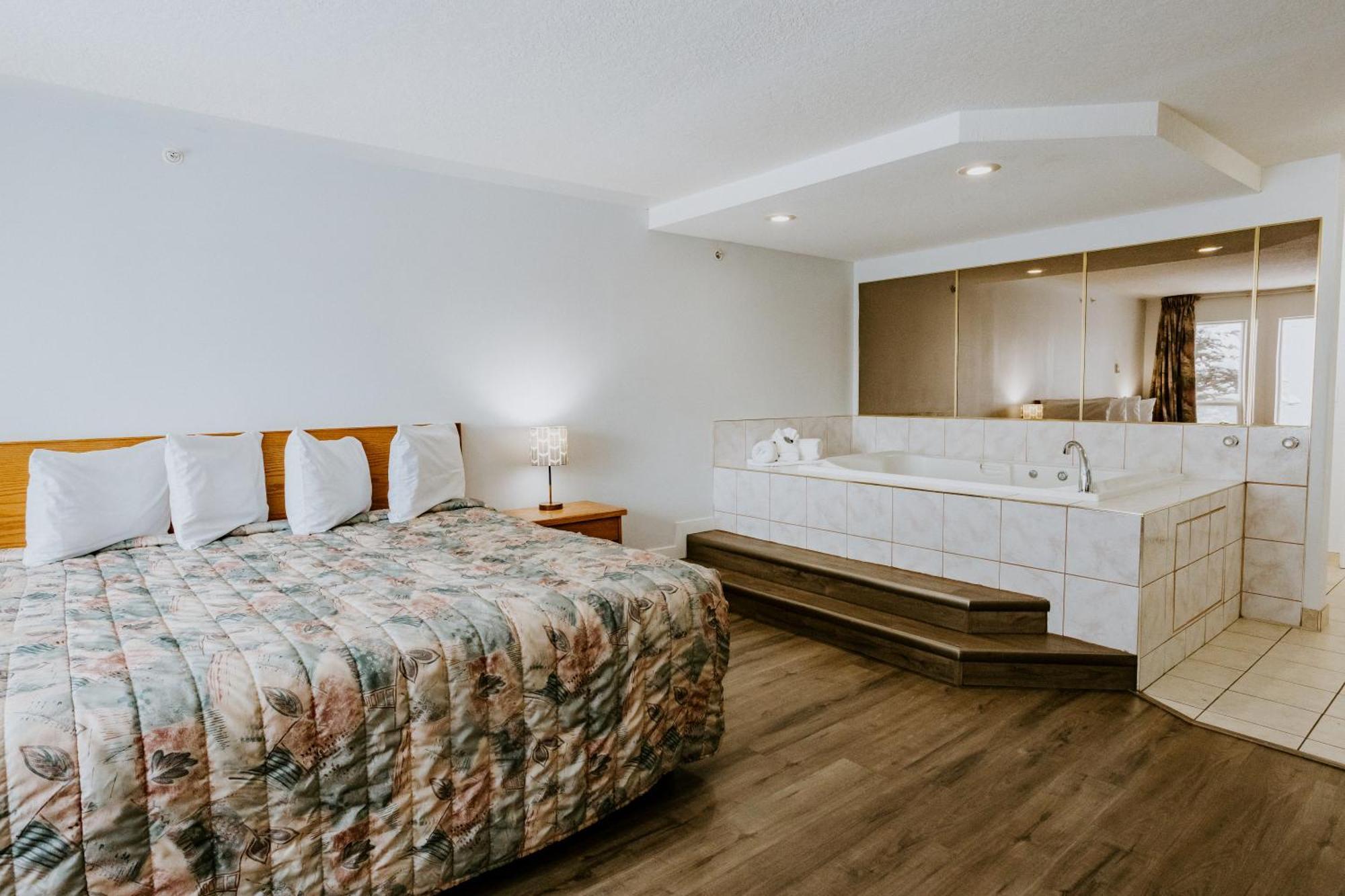 Western Budget Plus Mosaic Suites Red Deer Exterior photo
