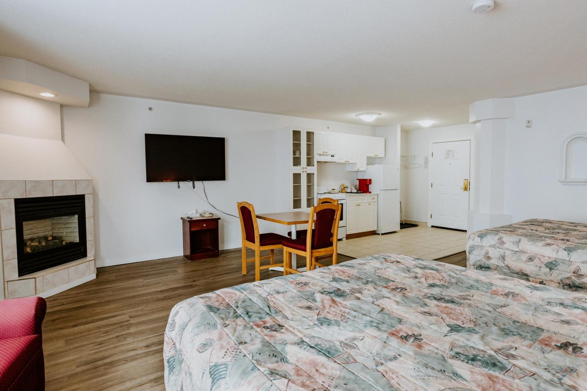 Western Budget Plus Mosaic Suites Red Deer Exterior photo