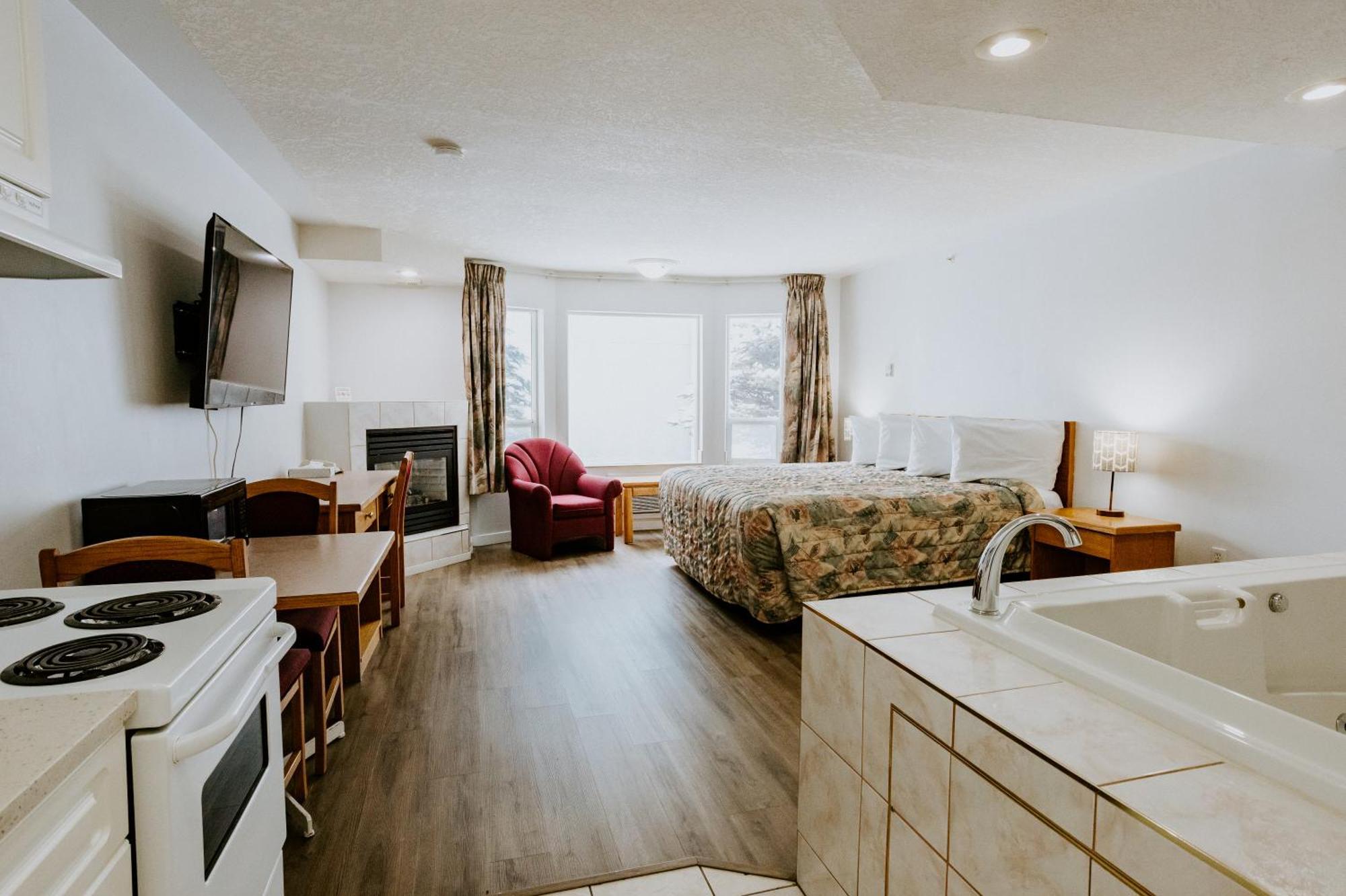 Western Budget Plus Mosaic Suites Red Deer Exterior photo