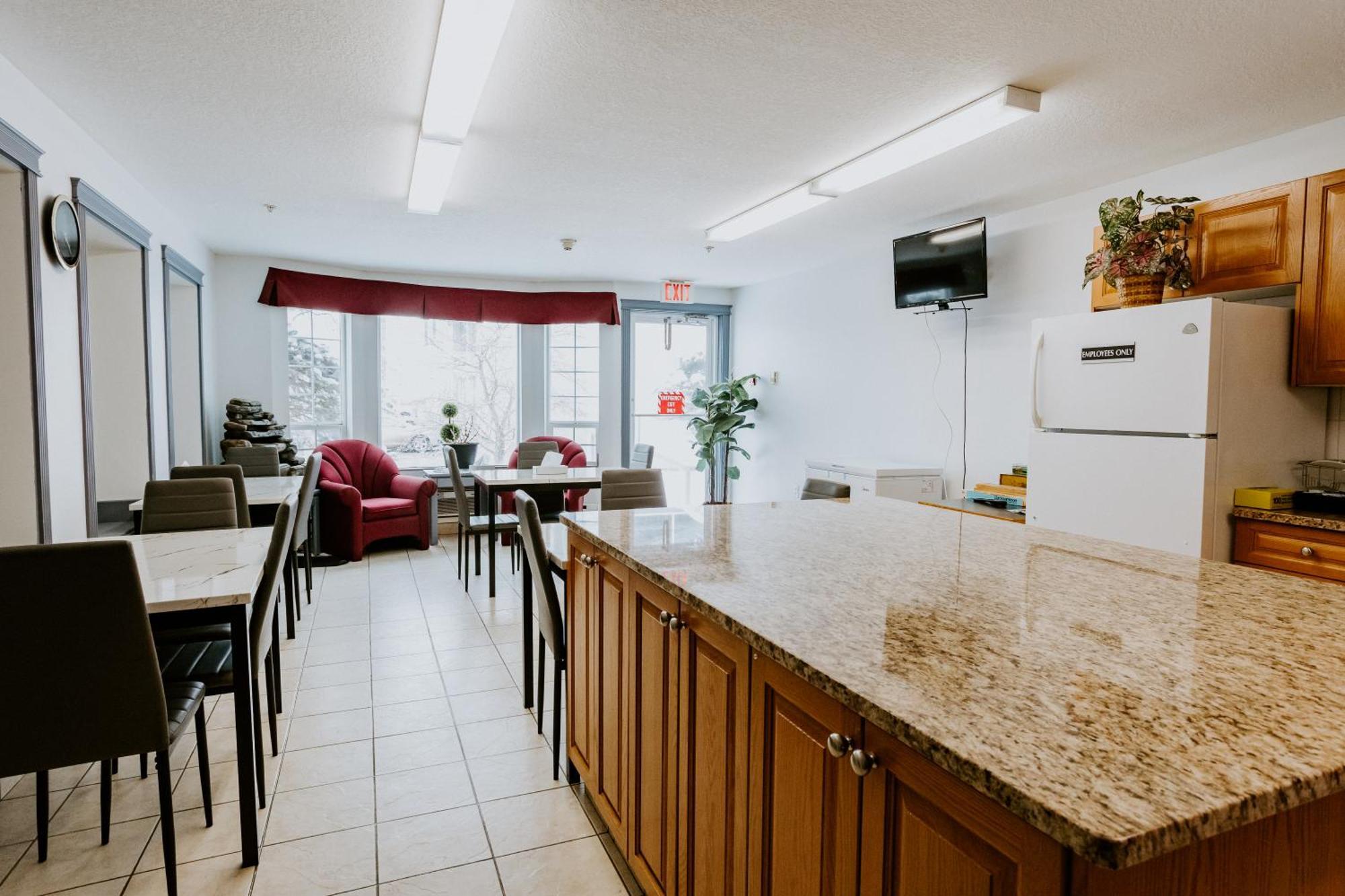 Western Budget Plus Mosaic Suites Red Deer Exterior photo