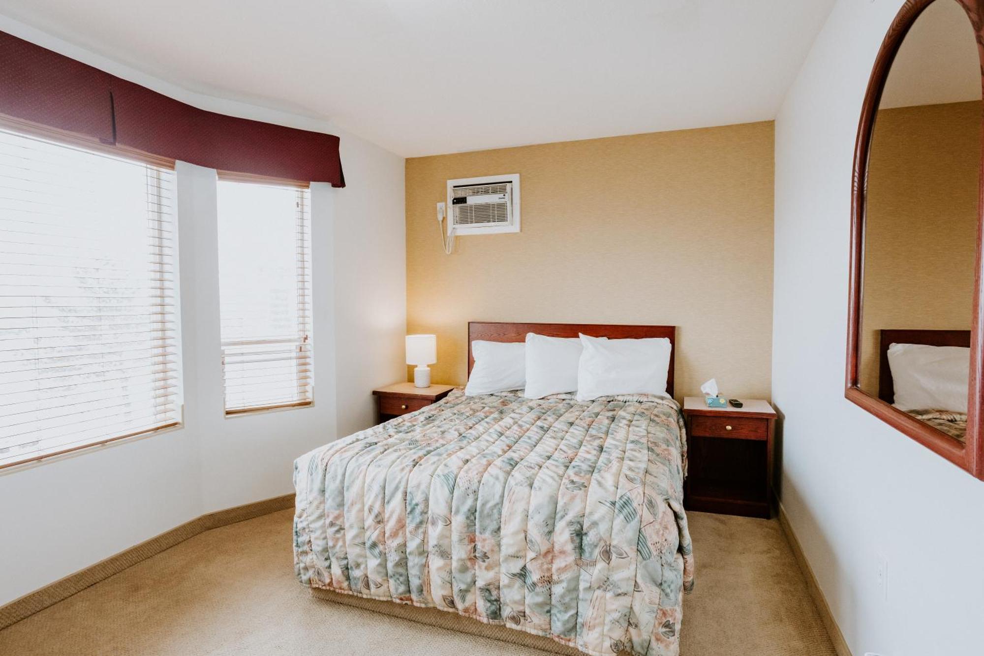 Western Budget Plus Mosaic Suites Red Deer Exterior photo