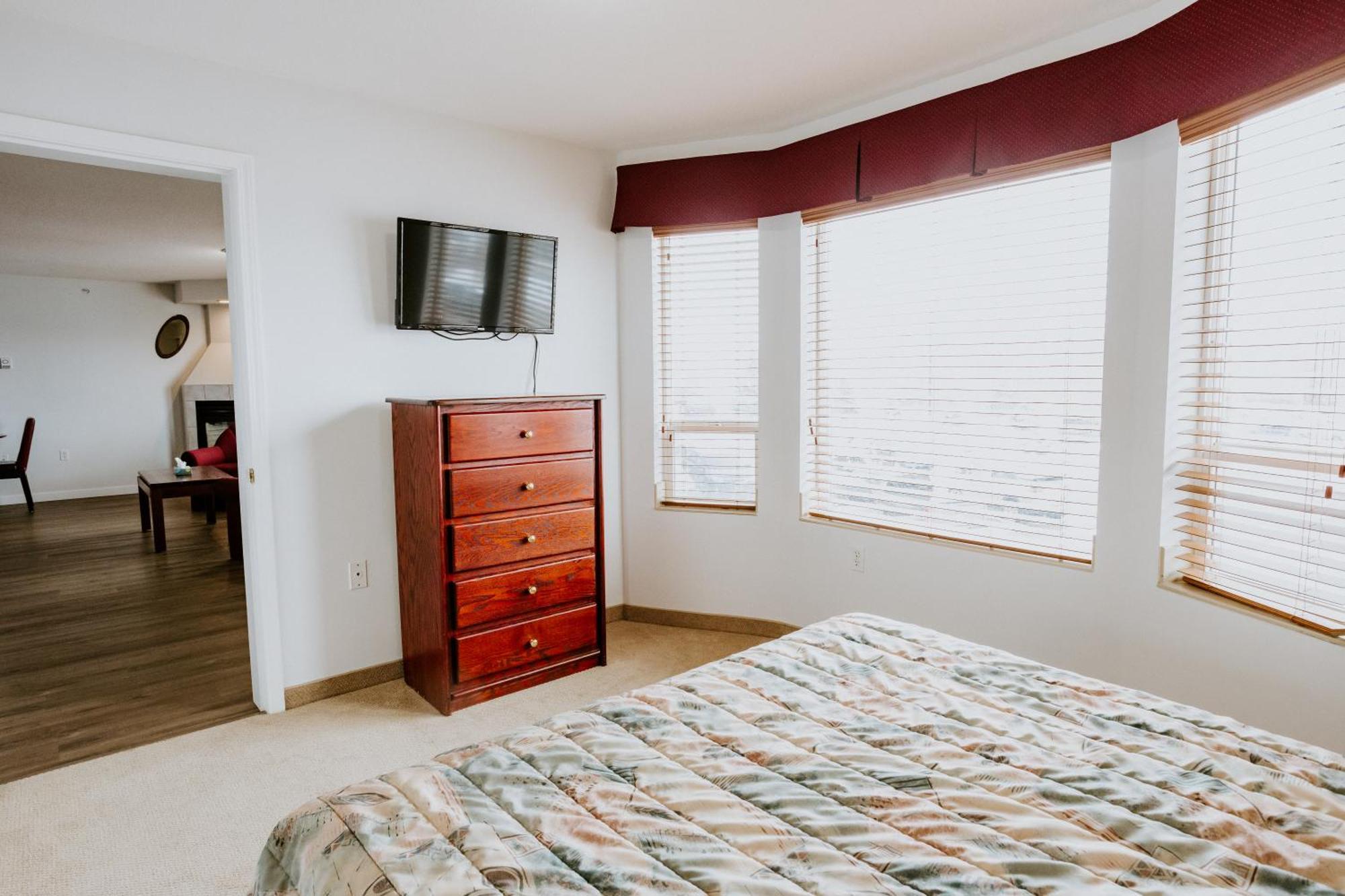 Western Budget Plus Mosaic Suites Red Deer Exterior photo