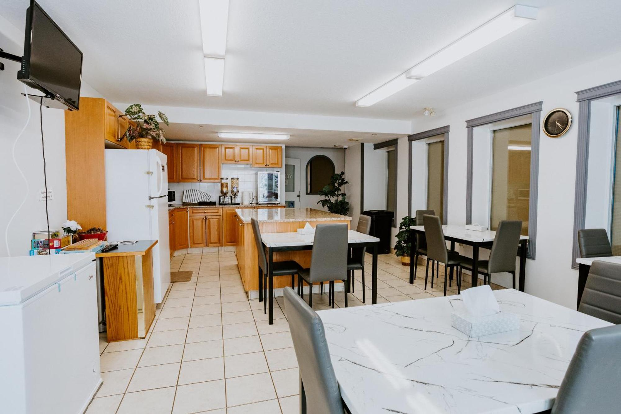 Western Budget Plus Mosaic Suites Red Deer Exterior photo