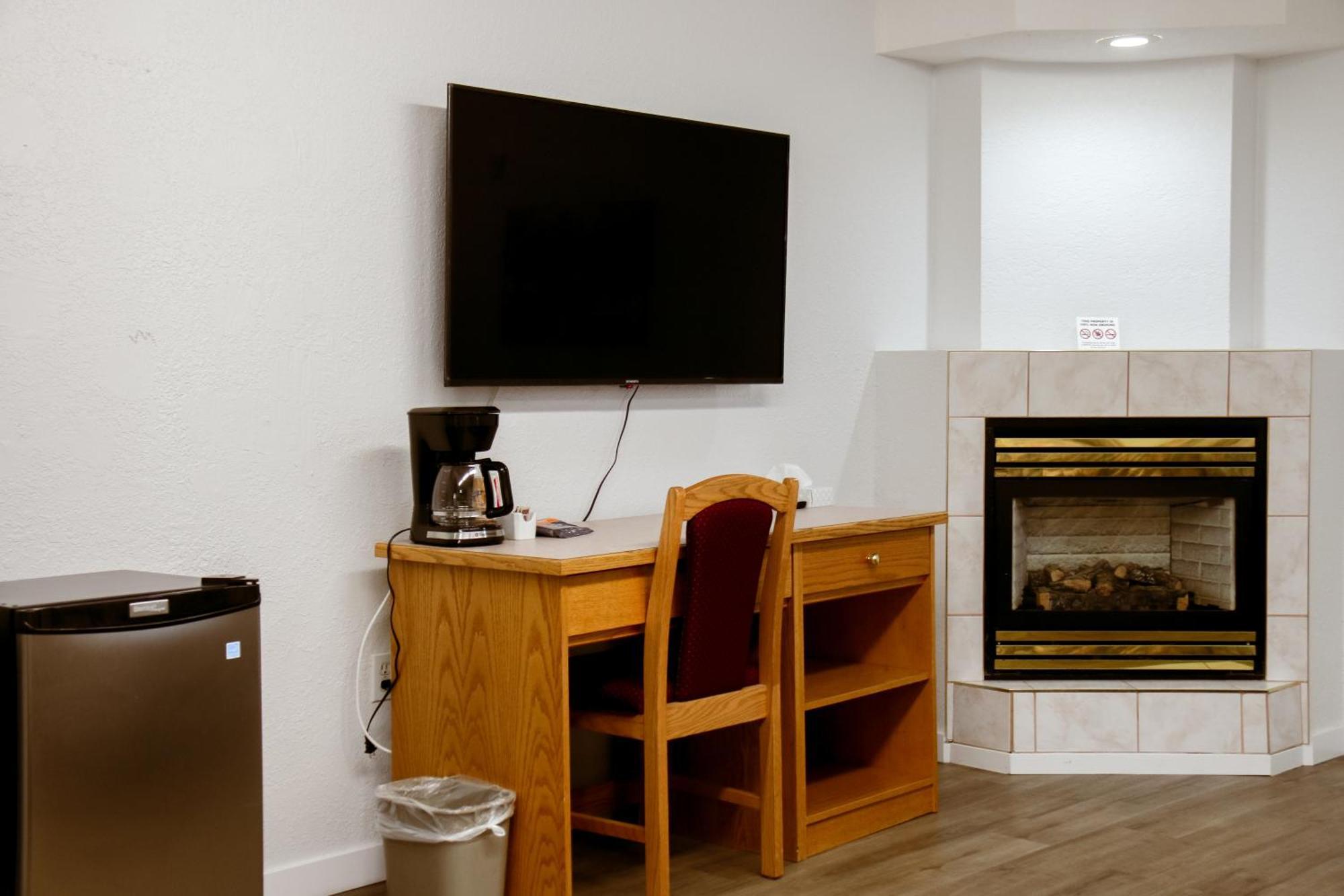 Western Budget Plus Mosaic Suites Red Deer Exterior photo