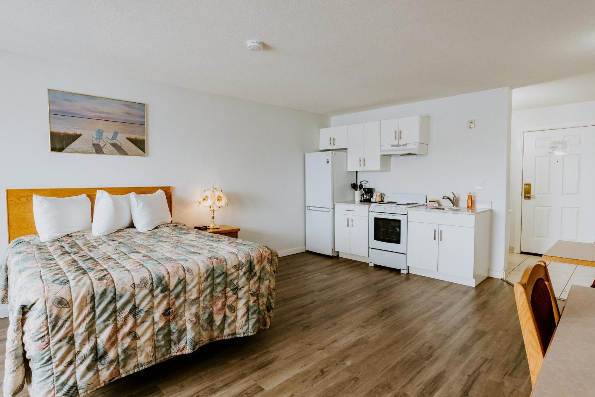Western Budget Plus Mosaic Suites Red Deer Exterior photo